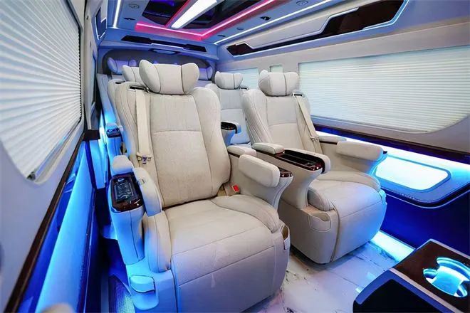 שדרוגי פנים של טויוטה Hiace עם תשעה מושבים, כולל מושבים, אורות כיפה, שולחן מת...