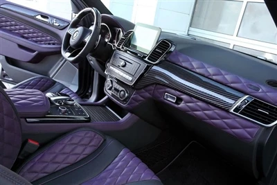 מרצדס AMG GLE 63 שעבר שינוי טופקר עם סיבי פחמן ועור סגול פנים.
